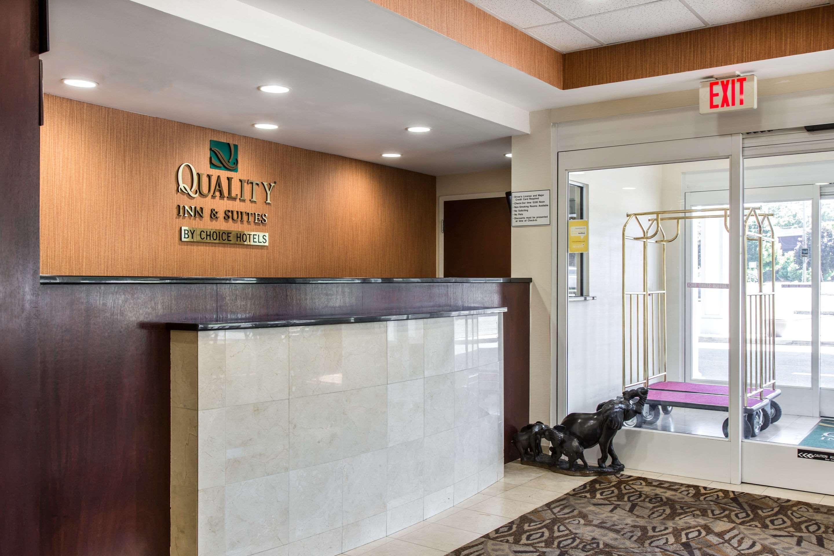 Quality Inn & Suites Danbury Near University Exteriör bild